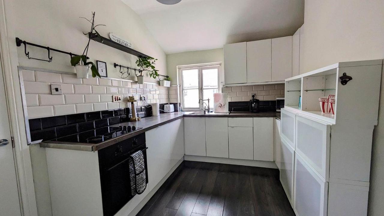 Converted Railway Cottage Суиндон Экстерьер фото